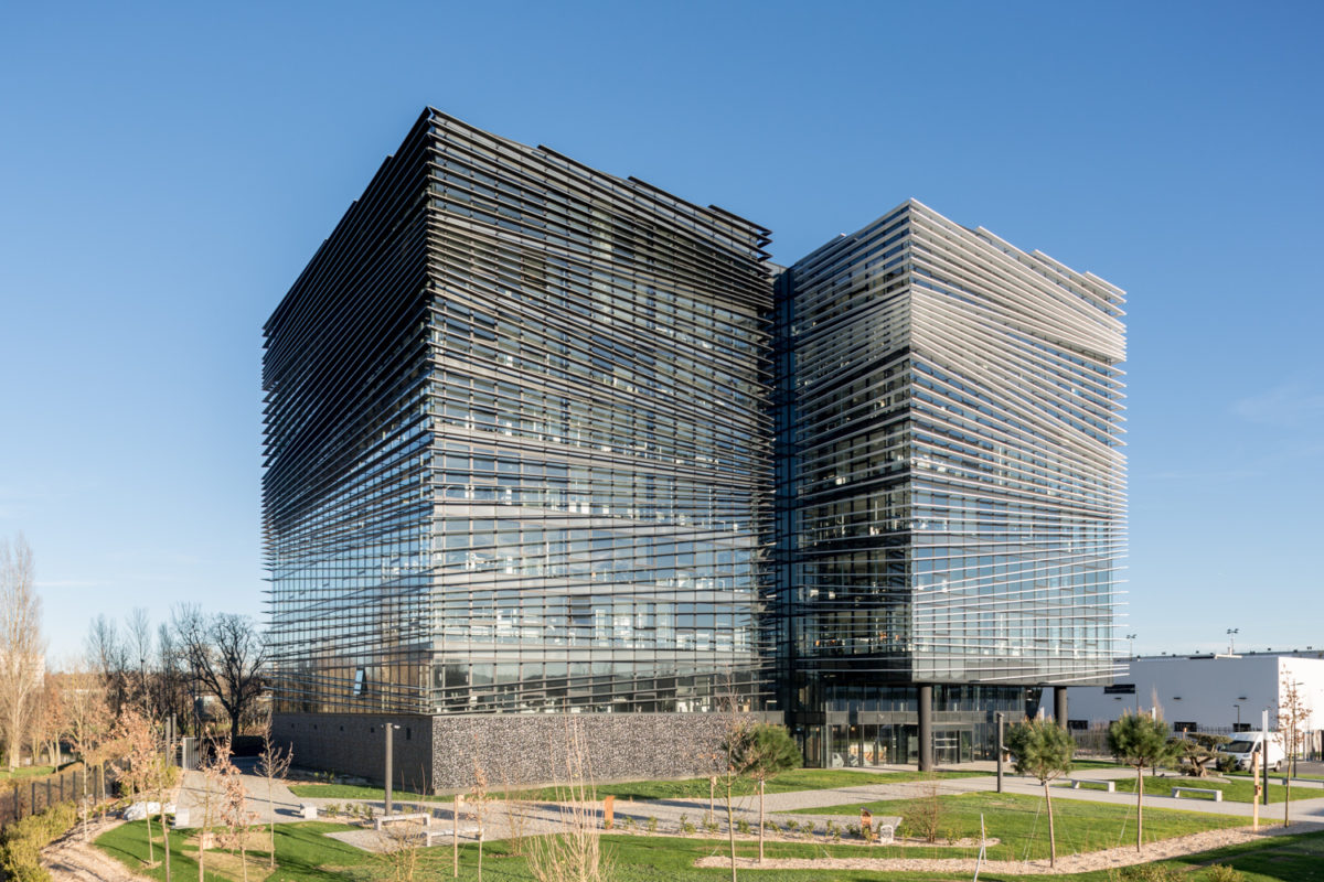 Bâtiment Thales à Labège avec son jardin.