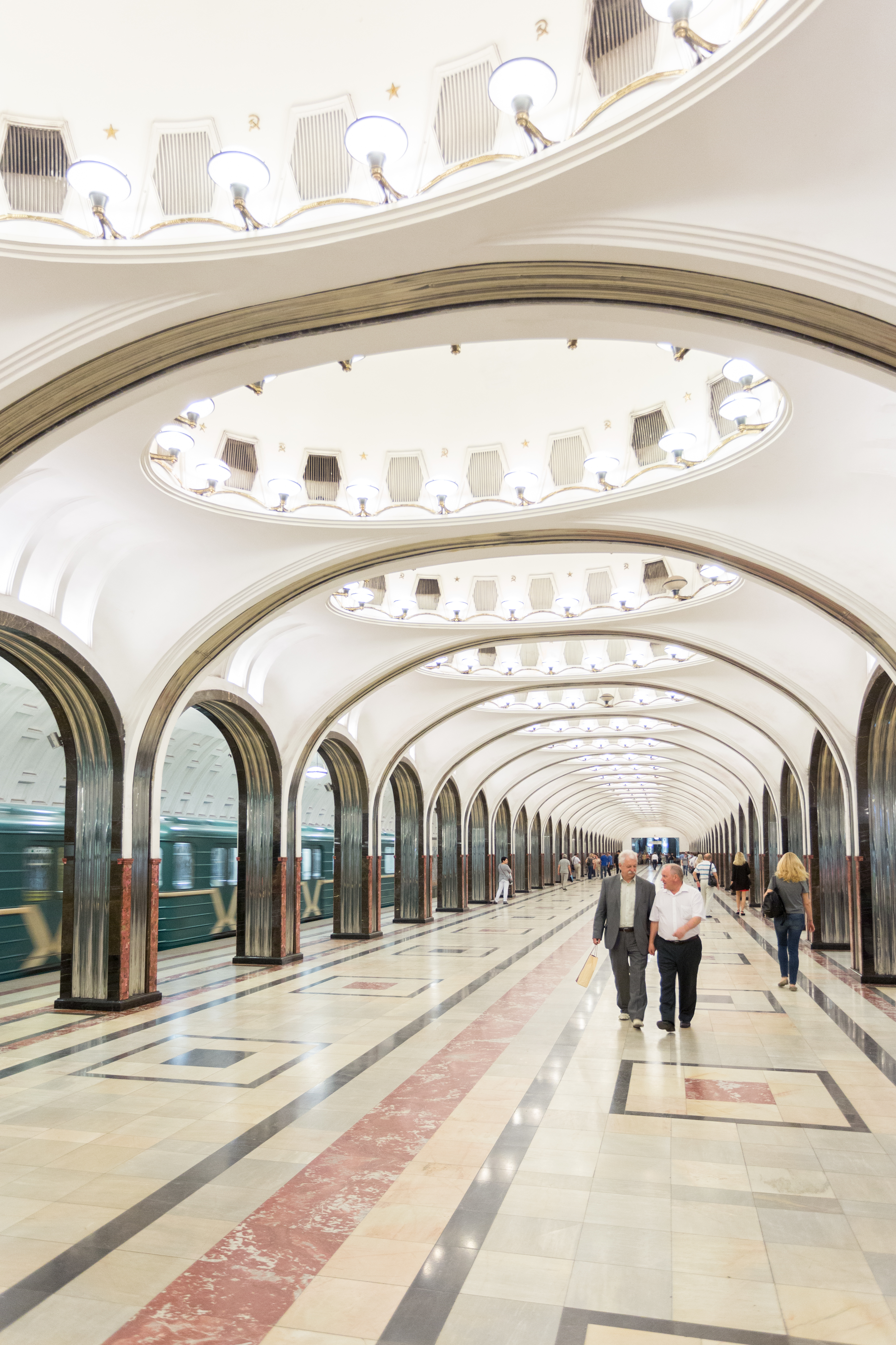 Station de métro à Moscou avec des passants et un métro qui rentre en station