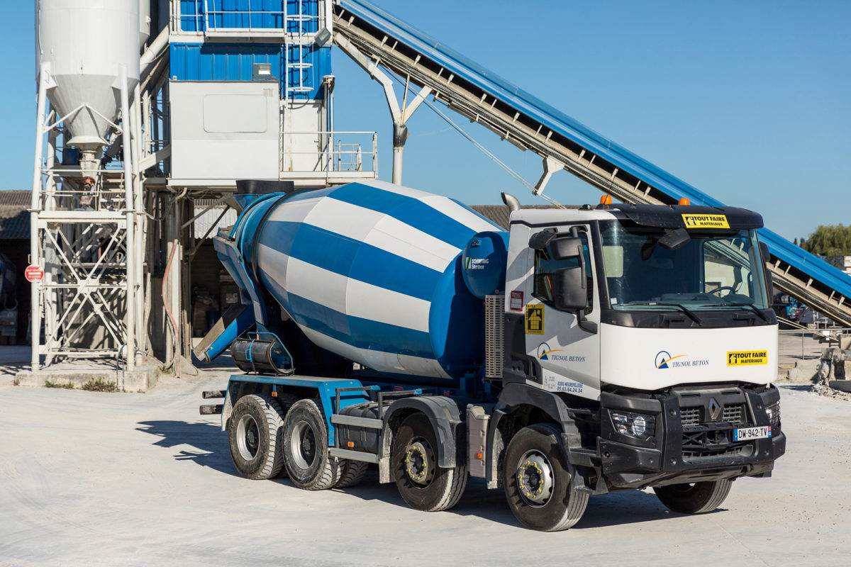 Camion béton devant centrale béton