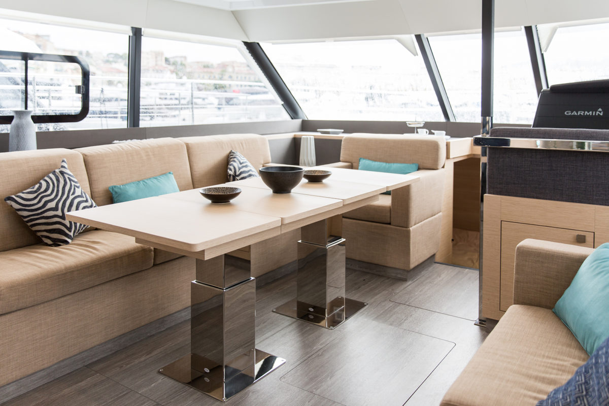 intérieur yacht table pieds carrés