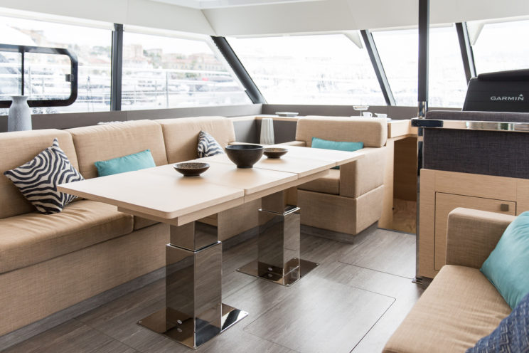 intérieur yacht table pieds carrés