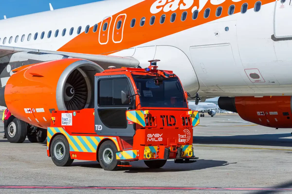 The TractEasy vehicle from Easymile in front of an EasyJet Airbus A320 at Toulouse-Blagnac Airport. Photography for businesses.