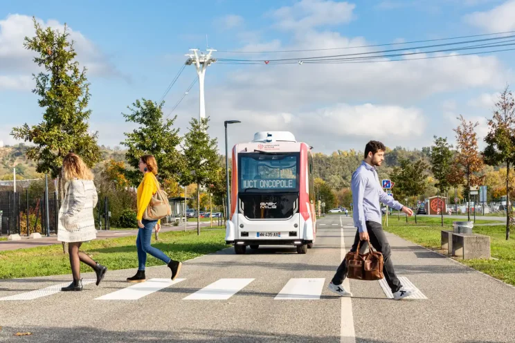 Mise en situation avec Easymile et leur véhicule EZ10 devant le téléphérique de Toulouse