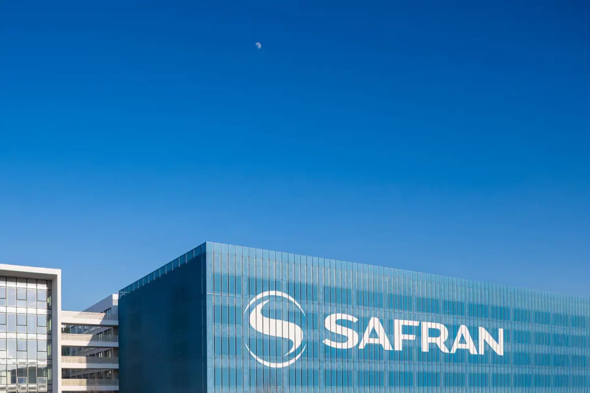 Façade extérieure parking avec logo Safran sur le bâtiment Safran à Toulouse - Architecture Design