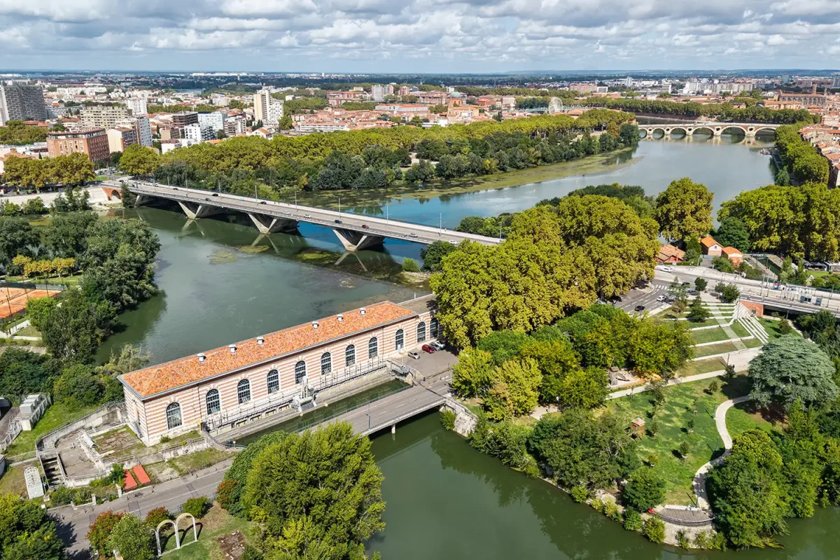Vue aérienne du barrage du Ramier, de la Garonne et des installations hydroélectriques