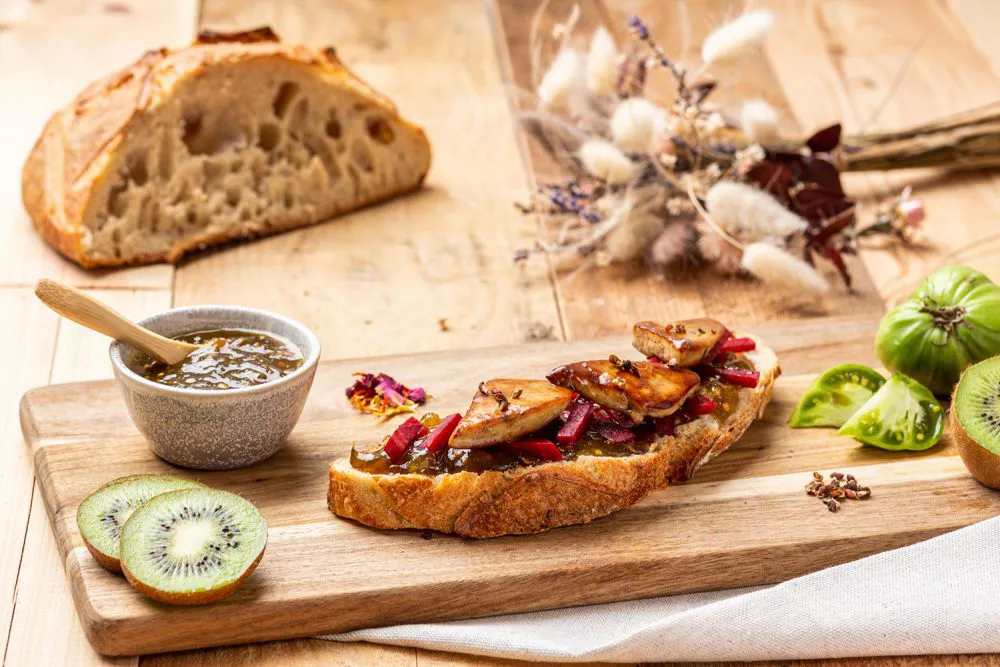 Photographie d'une tranche de pain avec du foie gras et du kiwi, pris en photo par Antoine Heusse photographe culinaire